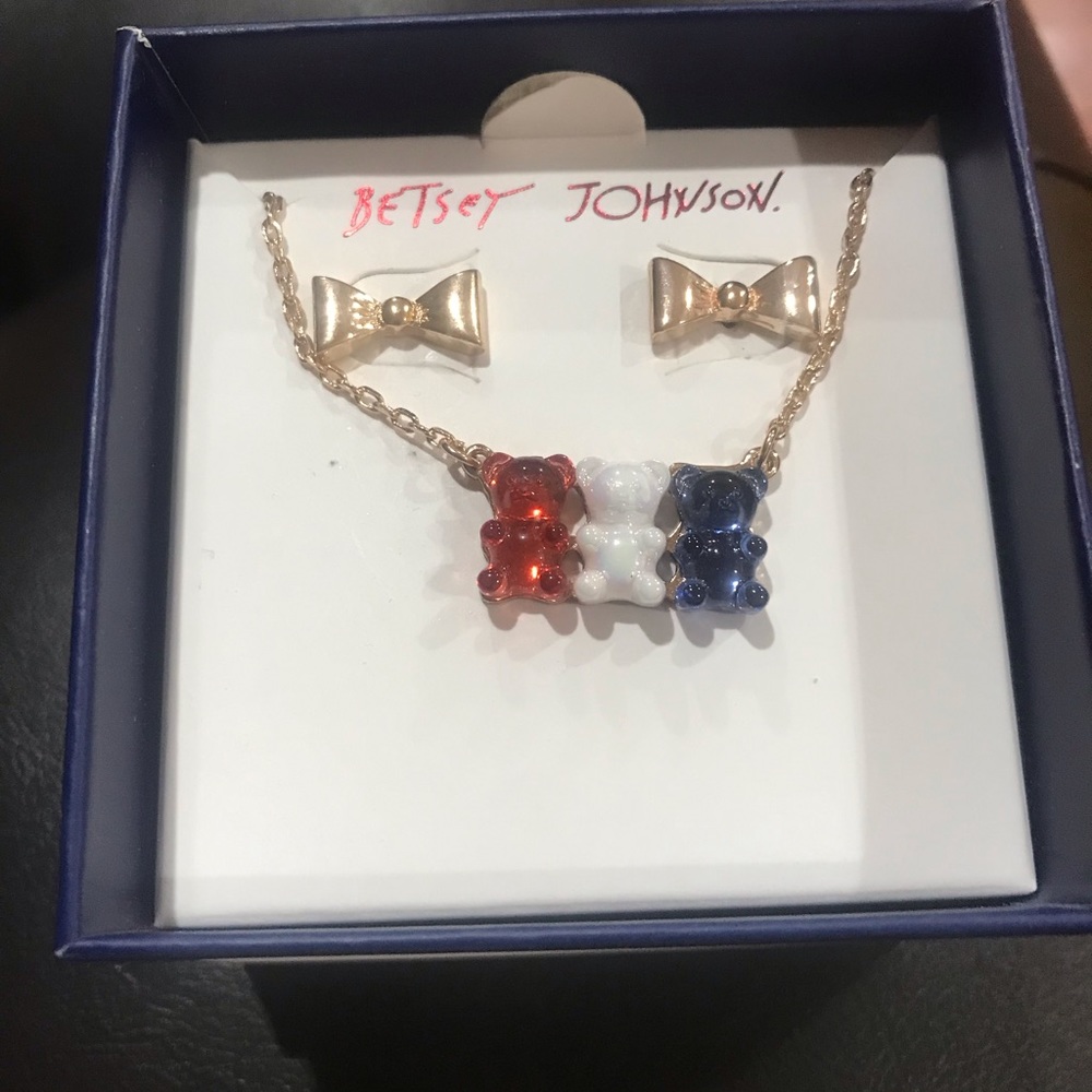Set of earrings and necklace w three bears